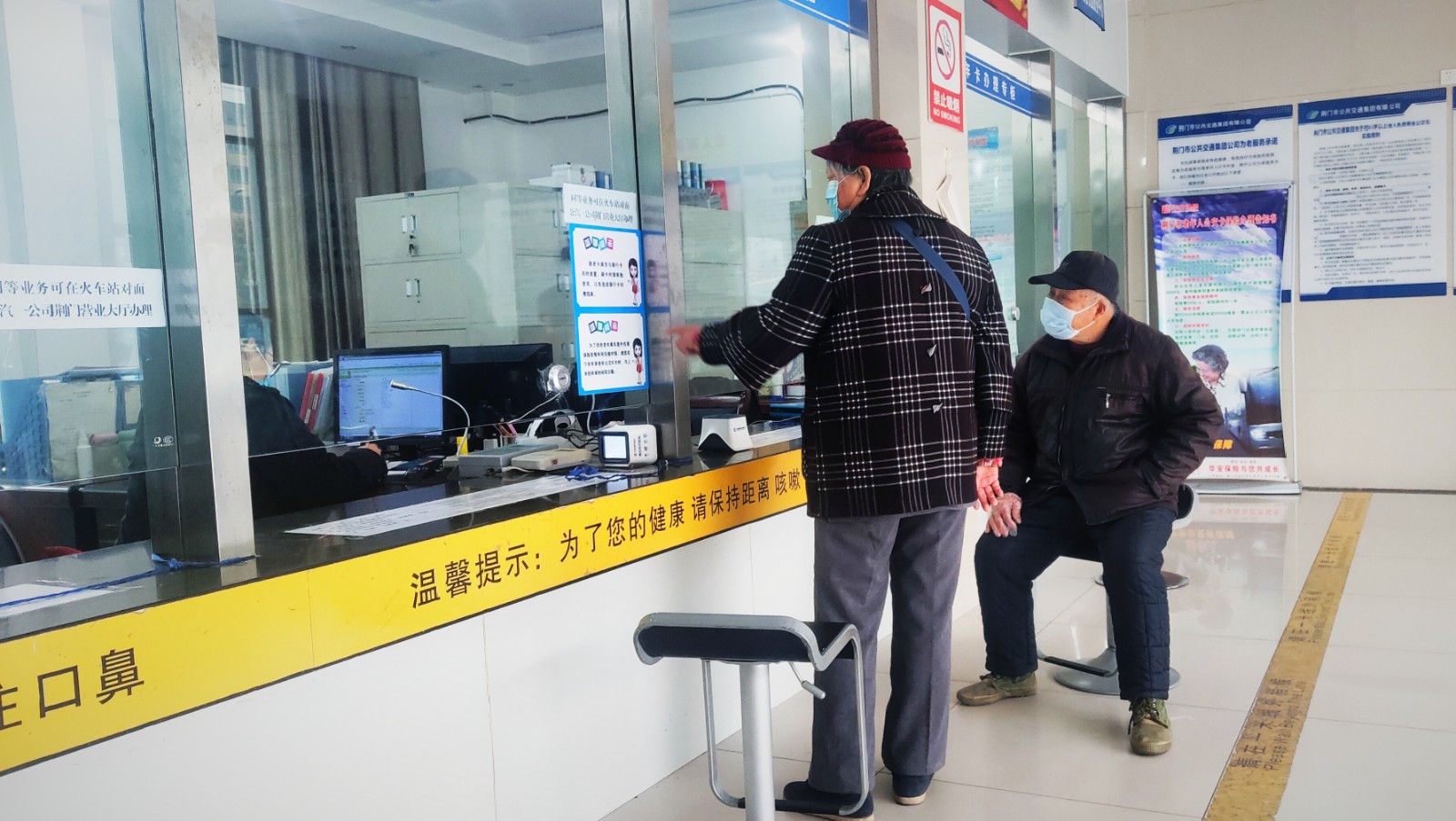 敬老卡業(yè)務(wù)升級后，老年顧客辦卡時，與窗口工作人員親切交談.jpg