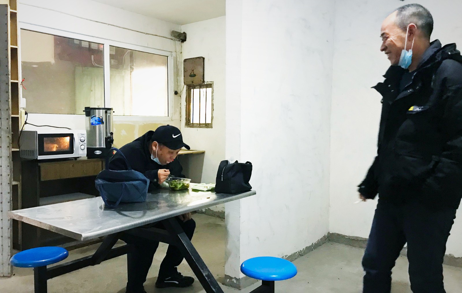 10月份，公司新租建駕駛員休息室之一，駕駛員在休息室內(nèi)愉悅休息與交談.jpg